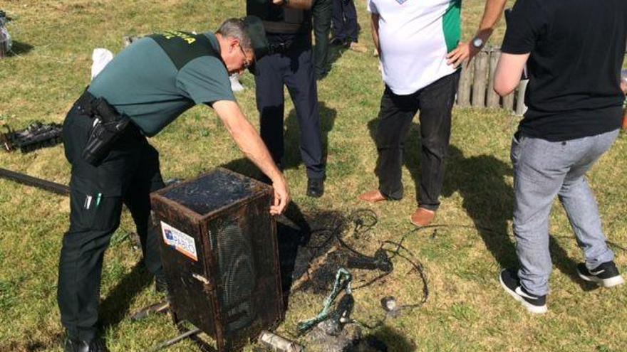 Una chispa quema un cable eléctrico y bloquea el sistema de los fuegos artificiales en las fiestas de Jaca