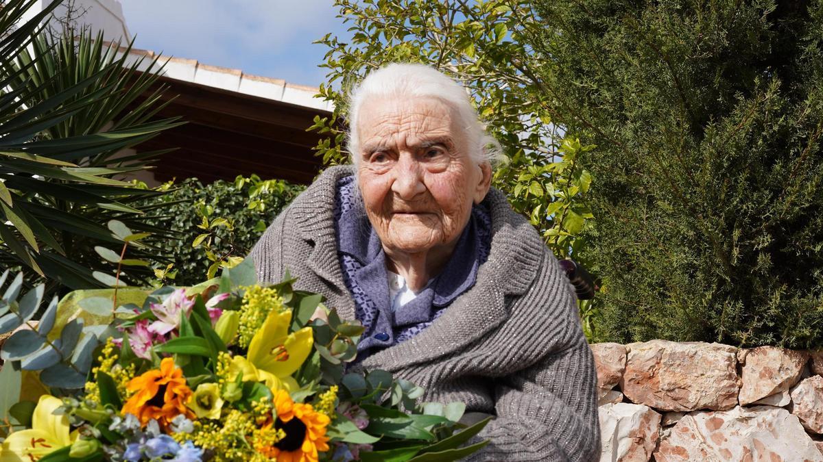 Catalina Torres Ferrer con un ramo de flores hace casi un año por su 102 cumpleaños