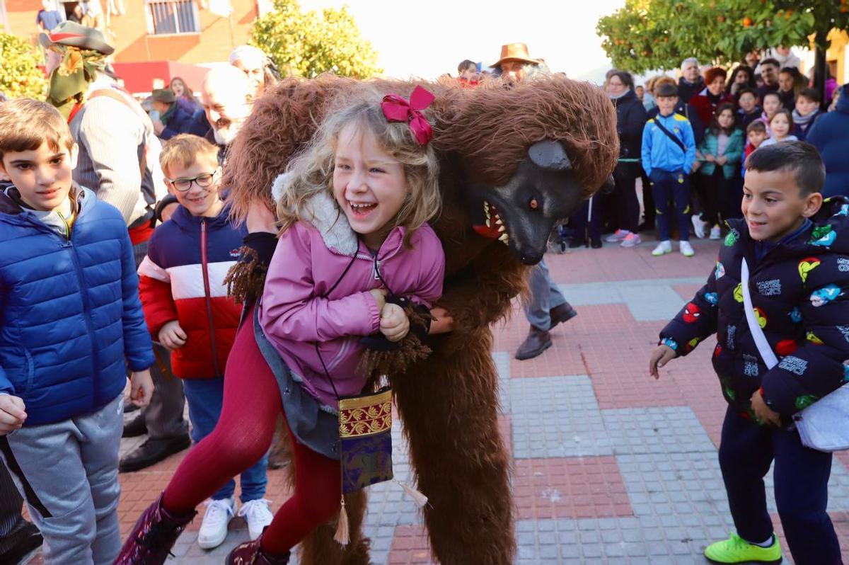 El oso intenta asustar a los niños de Fuente Carreteros.