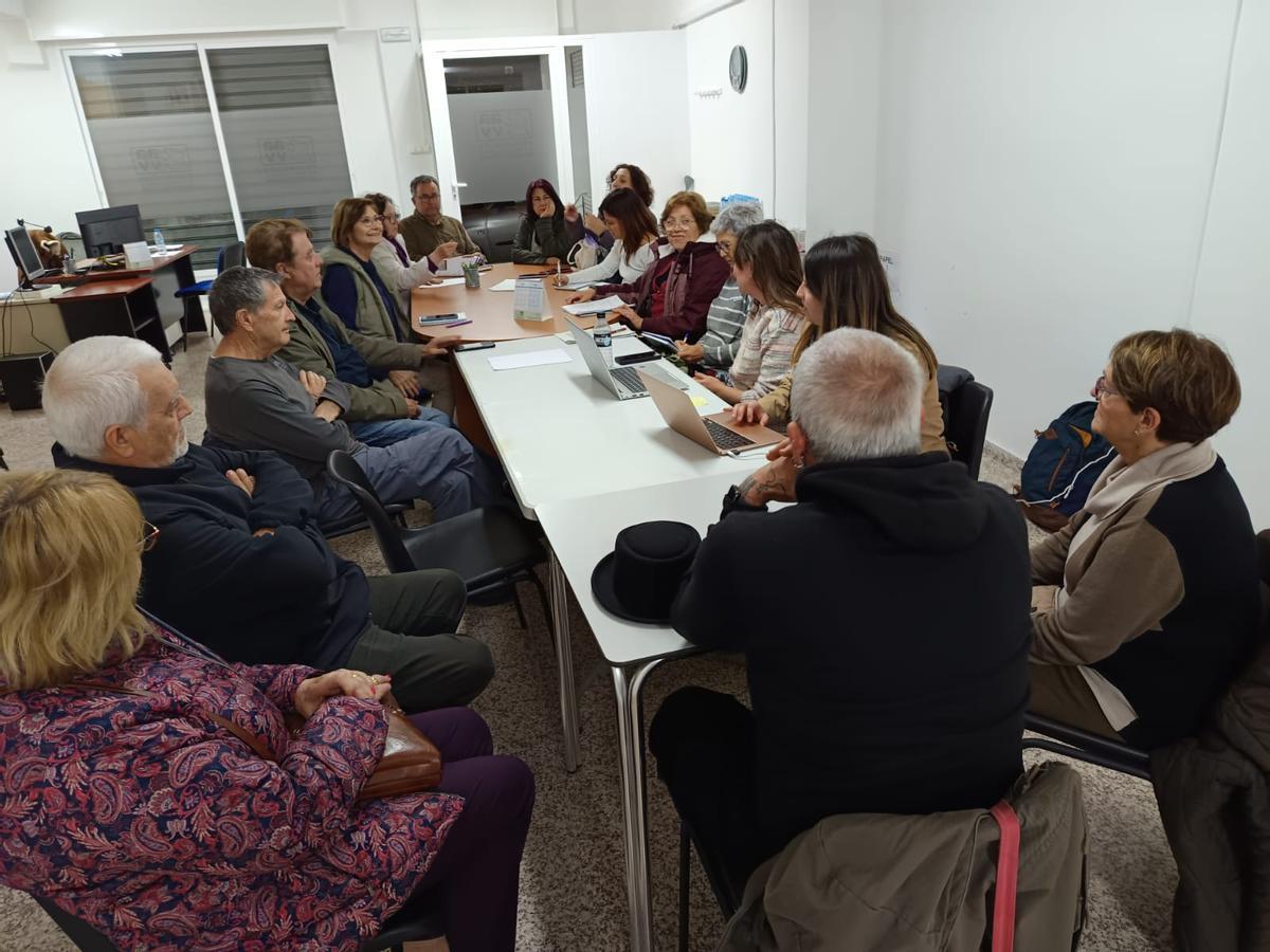 Reunión de la Plataforma por la Reversión de la gestión del Hospital del Vinalopó en la asamblea de ayer