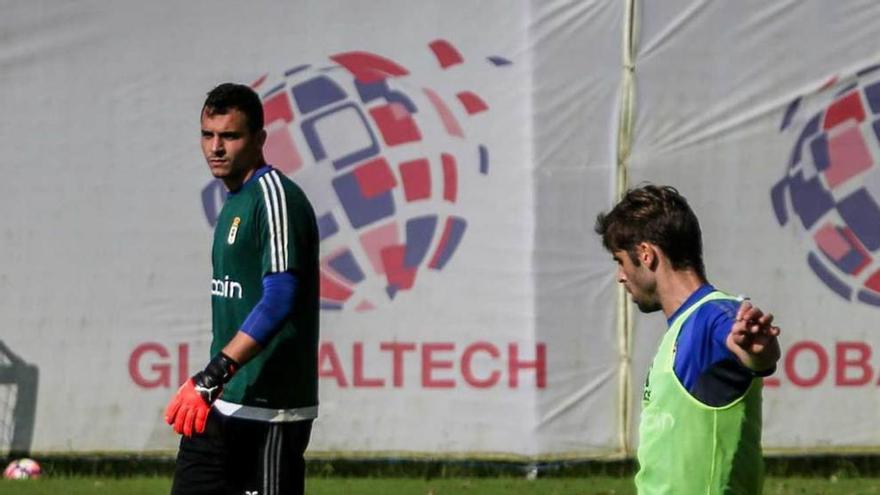 Verdés se dispone a golpear el balón ante la mirada de Alfonso Herrero, ayer durante el entrenamiento en El Requexón.