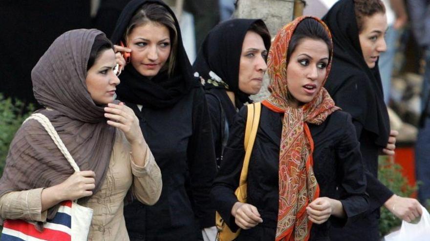 Un grupo de mujeres iranís desafían el uso obligatorio del hiyab