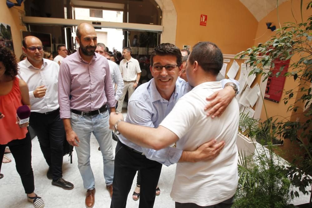 Jorge Rodriguez entra en el Ayuntamiento de Ontinyent tras ser detenido y dejarlo el juez en libertad con cargos.