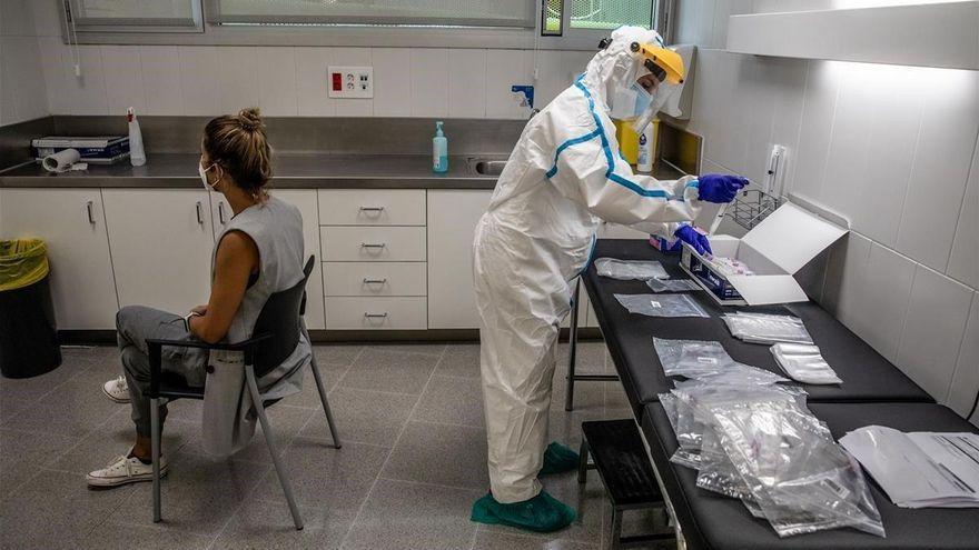 Un sanitario de Atención Primaria con un paciente.