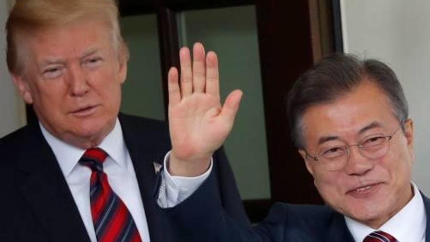 El president sud-coreà, saludant davant de Trump.
