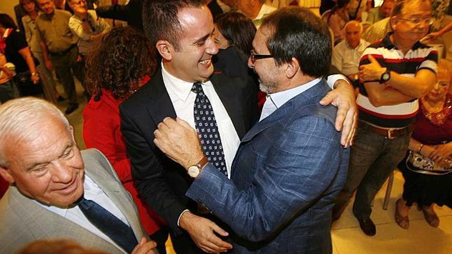 Jorge Alarte abraza a Ángel Franco durante un reciente acto de los socialistas.