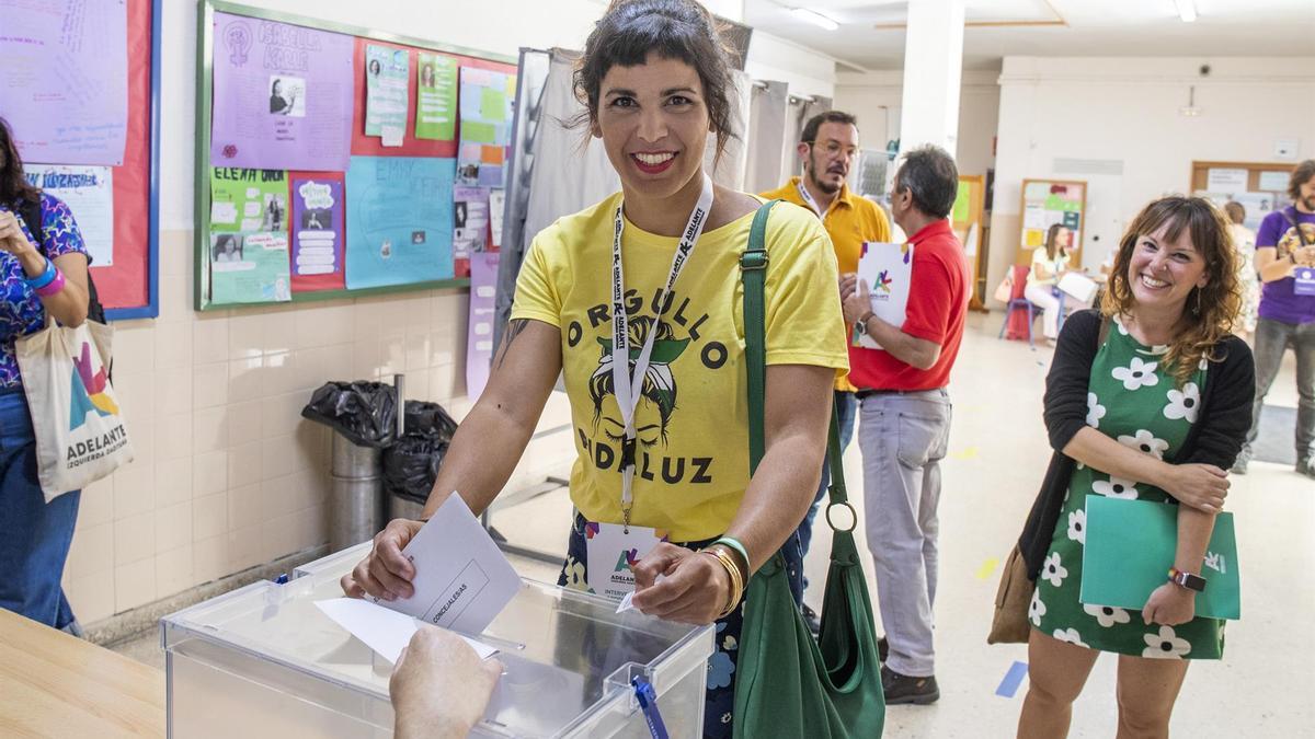 Teresa Rodríguez, líder de Adelante Andalucía, votando el 28 de mayo.