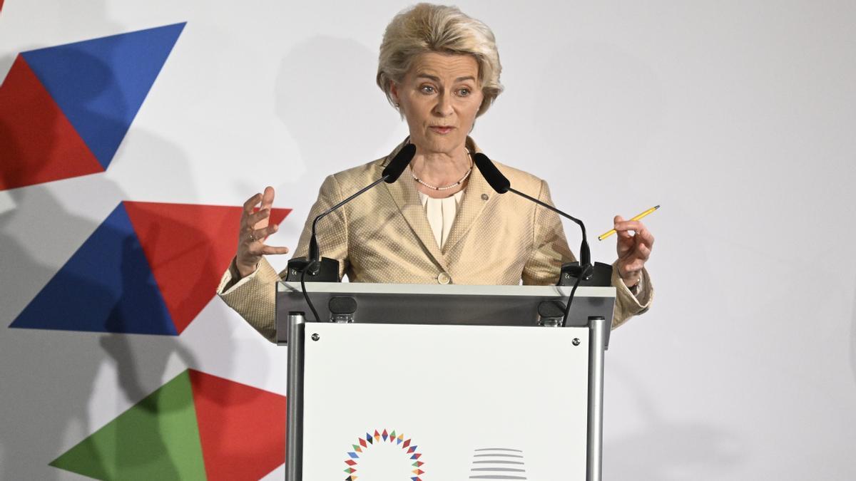 La presidenta de la Comisión Europea, Ursula von der Leyen, tras la cumbre de Praga este viernes.