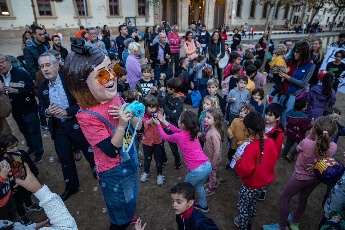 Protesta disfrazada de verbena contra la instalación del mercado de Estrella en los jardines de Baix Guinardó