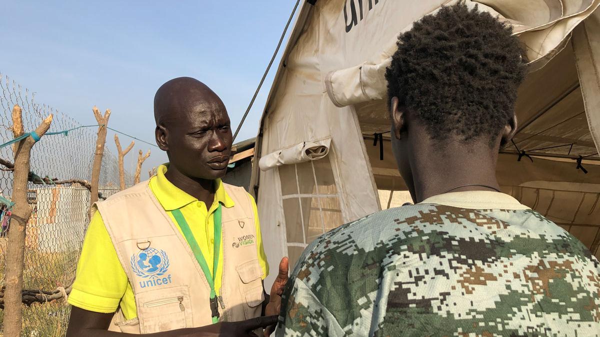 Un trabajador de Unicef charla con un antiguo niño soldado liberado.