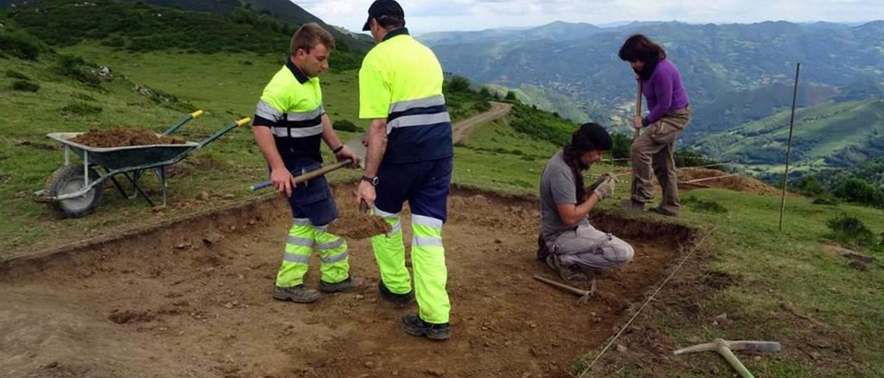 Arqueólogos y trabajadores, en la excavación de Carraceo.