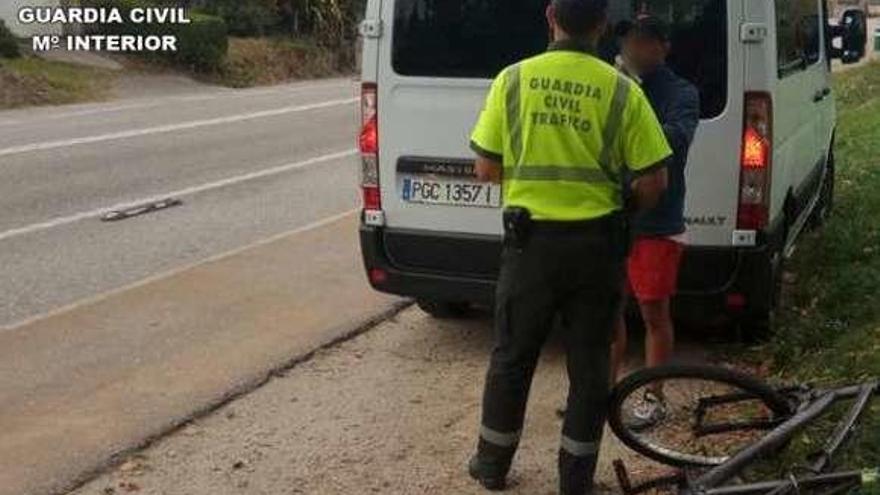 La Guardia Civil, con el ciclista interceptado. // FdV