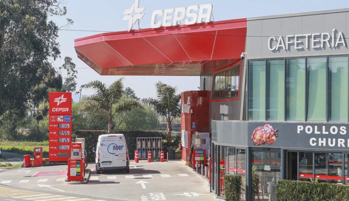 Una furgoneta para a repostar en una gasolinera de Vilanova. | IÑAKI ABELLA