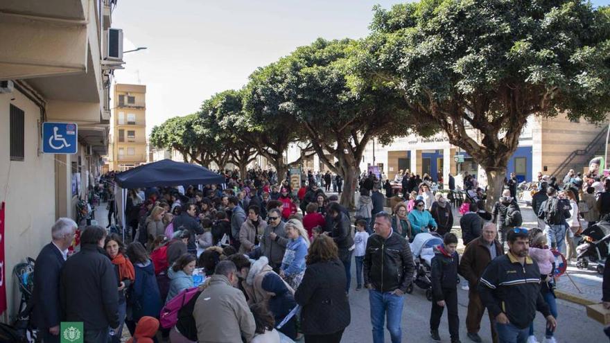 Aspecto que ofrecía una de las calles ocupadas por la Trobada en la mañana del domingo.