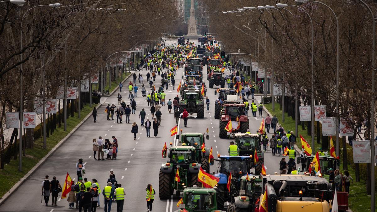 Decenas de personas durante una nueva jornada de protestas de agricultores y ganaderos, a 17 de marzo de 2024, en Madrid (España). Unión de Uniones ha convocado una tractorada de agricultores y ganaderos.