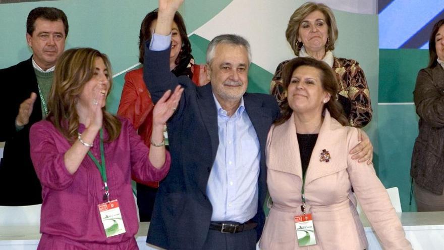 Imagen de las elecciones de 2010, año en el que, ya por entonces presidente de la Junta, José Antonio Griñán, saludaba junto aSusana Díaz (i), y Rosa Torres (d) en un congreso extraordinario del PSOE-A