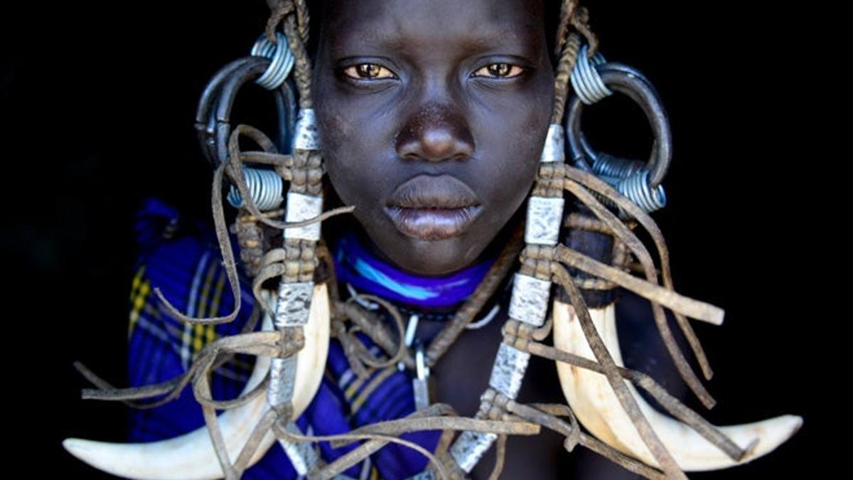 Chica mursi con adornos tradicionales en la región del Omo.