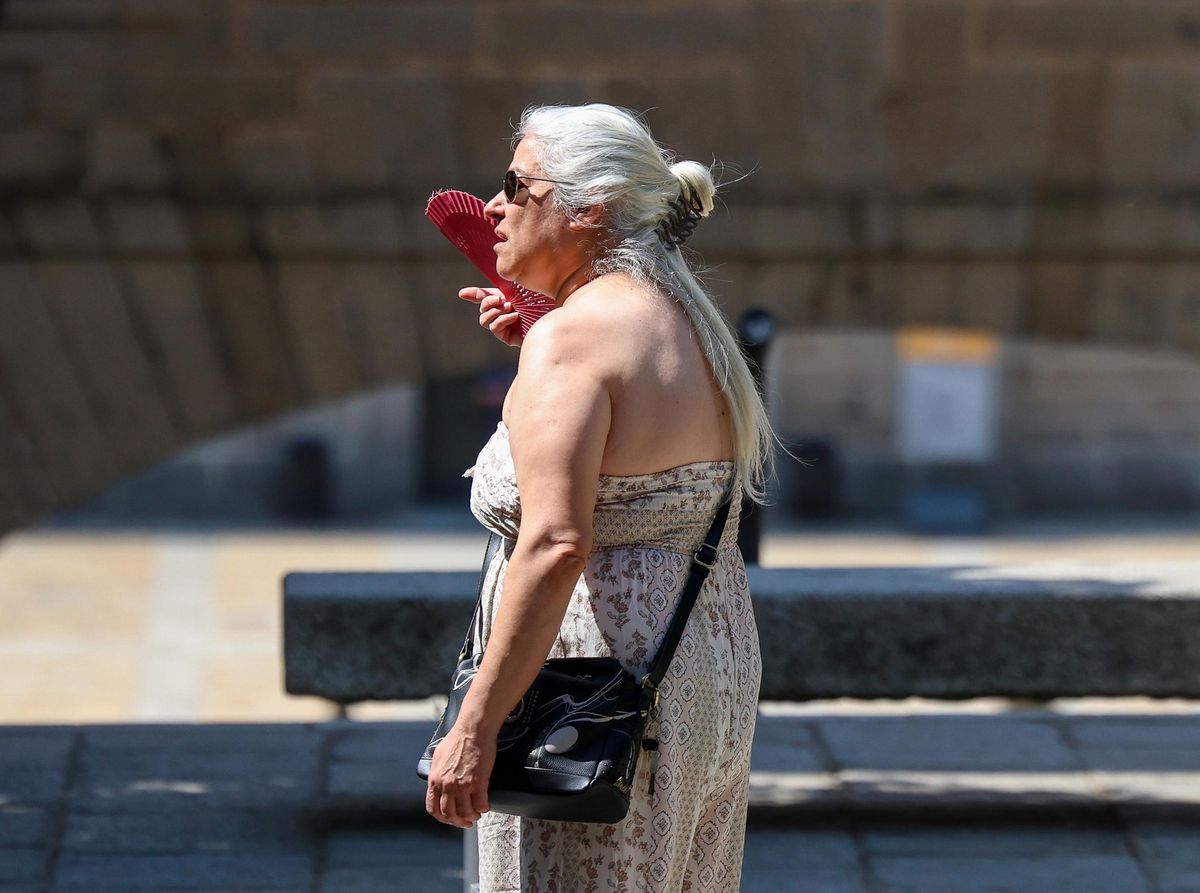 Una mujer se abanica durante la ola de calor, a 30 de junio de 2025, en Madrid (España).