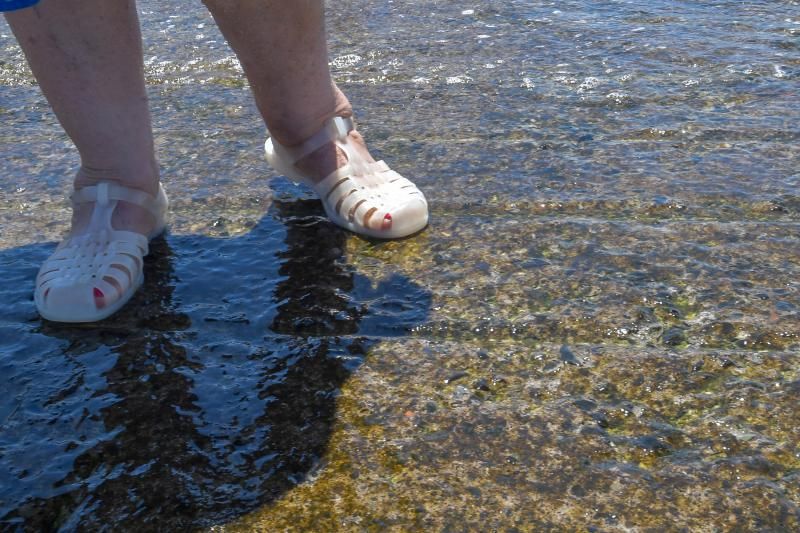 Los bañistas de Pozo Izquierdo se quejan que el acceso resbala