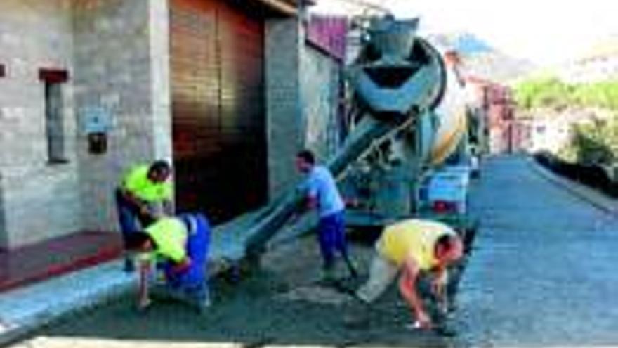 El consistorio arregla los baches de varias calles