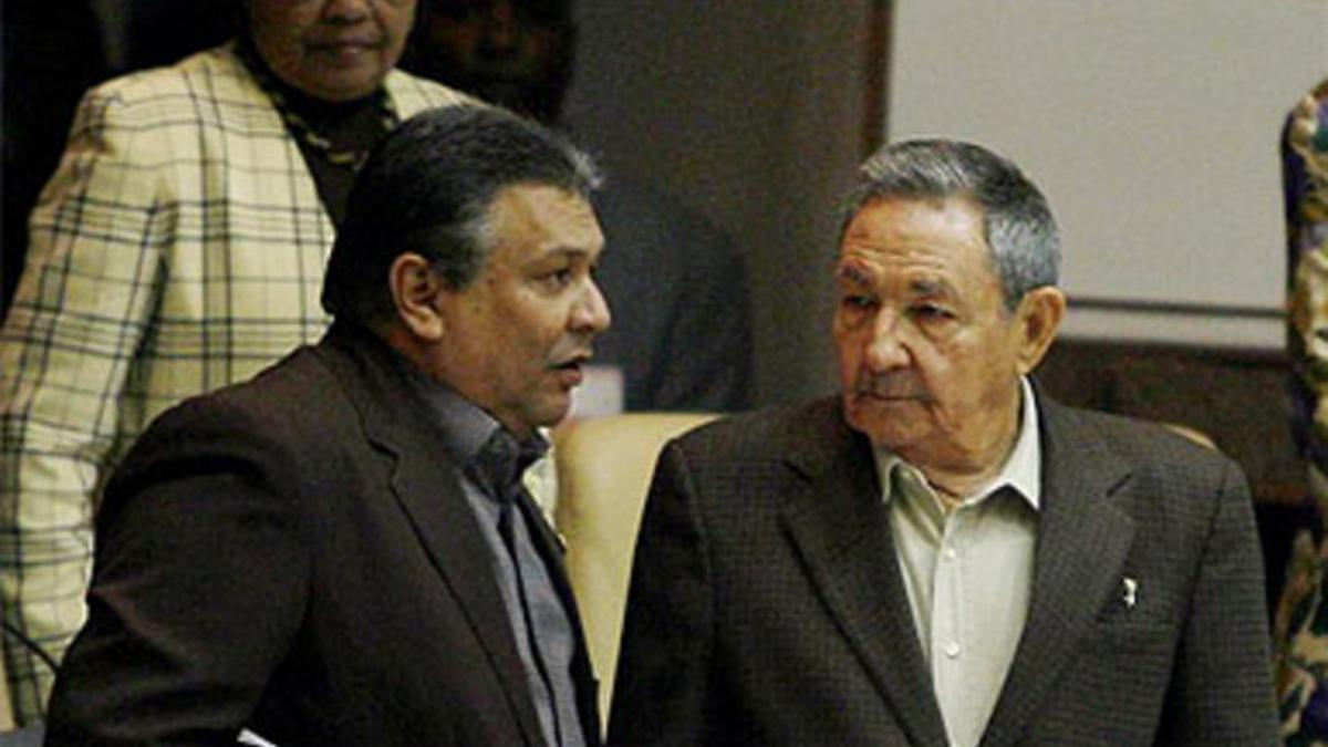 Raul Castro (derecha) habla el pasado diciembre con el ministro de Planificación y Economía, Marino Murillo, en el Parlamento cubano.