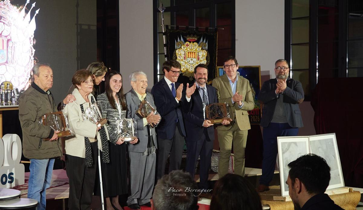 Los directores de la revista "Crevillente Semana Santa" recibieron una escultura de Pepe Miralles como homenaje