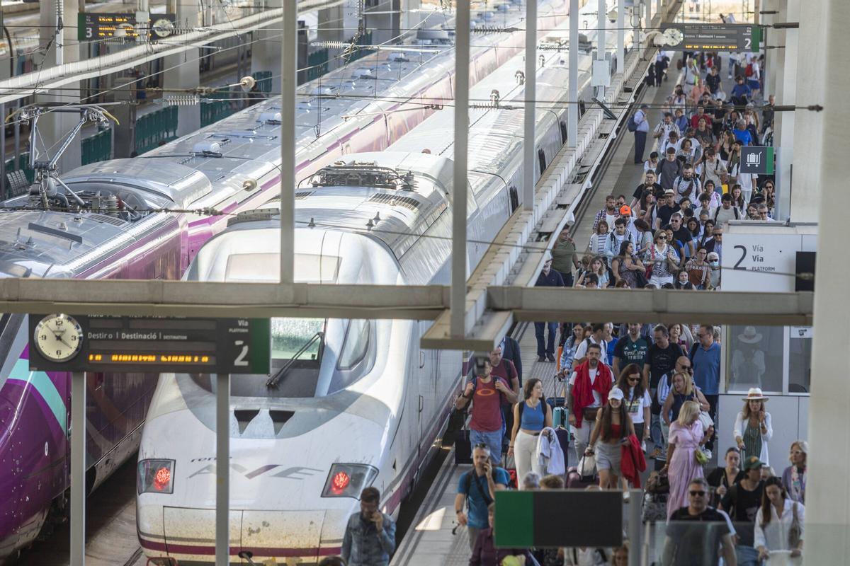 València. VLC. Turisme, massificació, trens. Estació AVE Joaquín Sorolla plena d’usuaris. ESTACIÓ DE L’AVE JOAQUÍN SOROLLA. ARRIBADA DE PASSATGERS