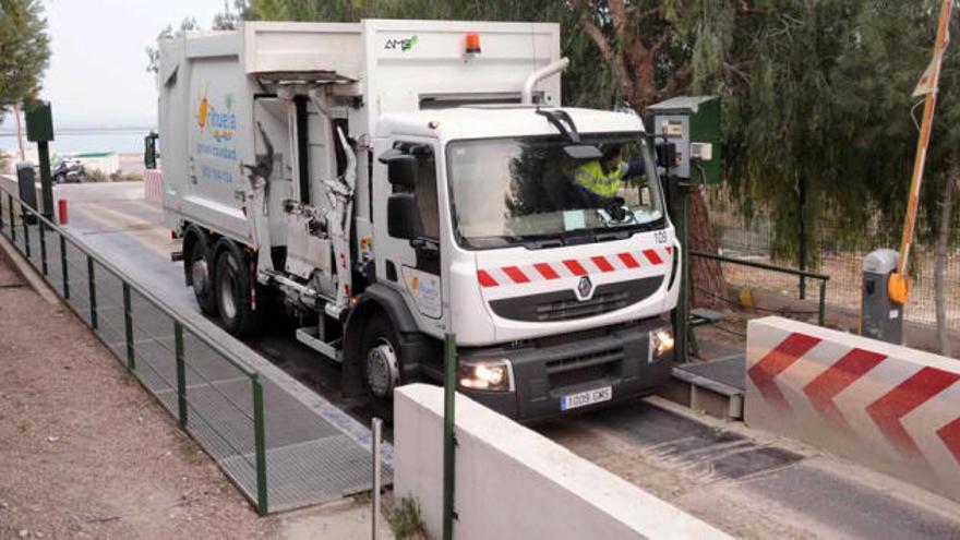 Imagen de la llegada ayer por la tarde de los camiones de la contrata de Orihuela para descargar la basura tras abrirse la planta.