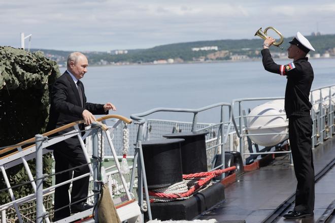 Putin amenaza con responder a la confiscación de buques de la 'flota fantasma' rusa