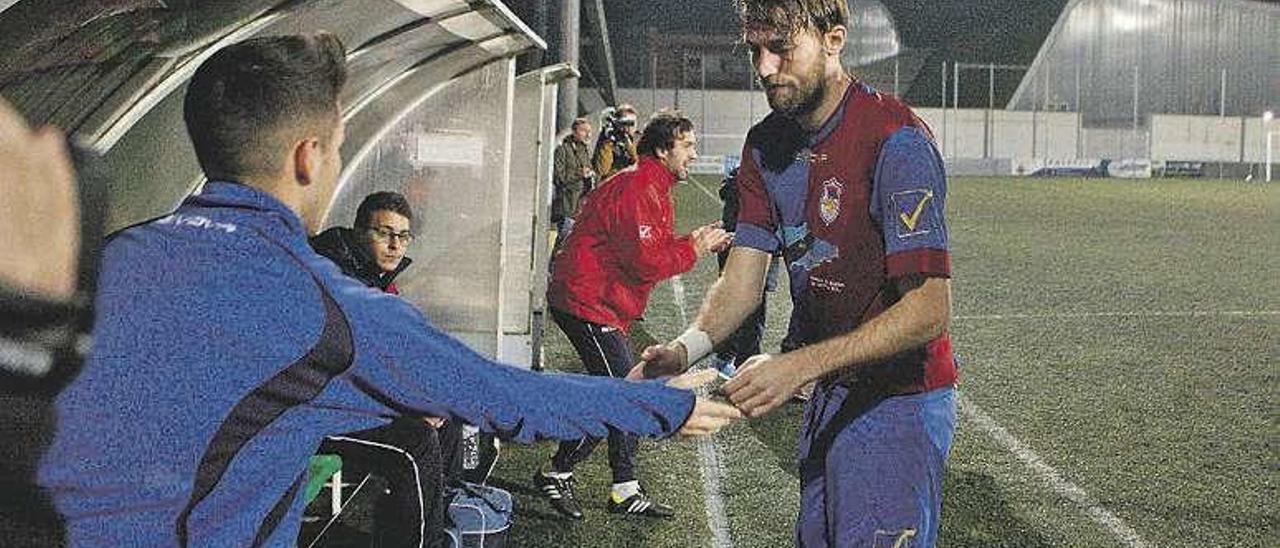 Michu se dispone a saltar al campo. // Fernando Rodríguez