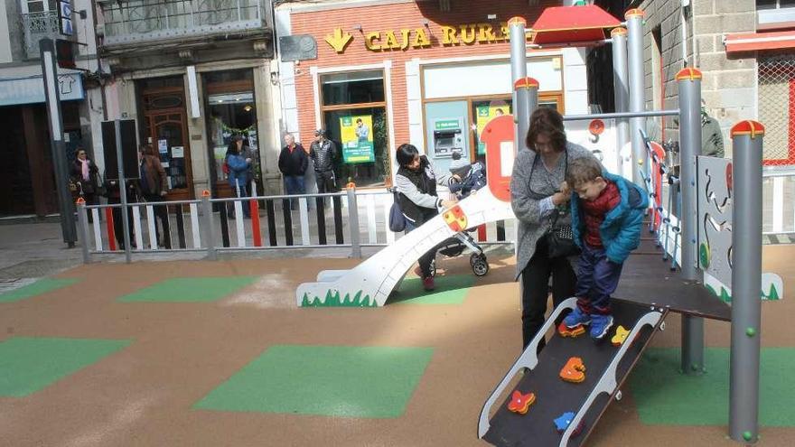 Luarca celebra el estreno &quot;histórico&quot; de un parque en la plaza de la Constitución