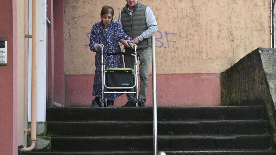 Dolores Parceiro y Manuel López, frente a las escaleras que le impiden bajar a la calle   | // CARLOS PARDELLAS