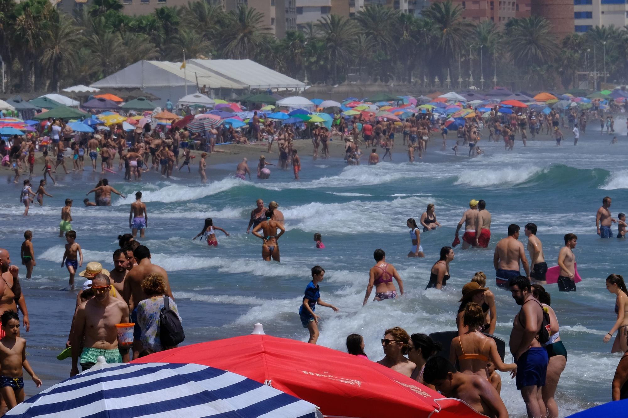 Las playas de Málaga llenas en el fin de semana de inicio de las vacaciones de agosto