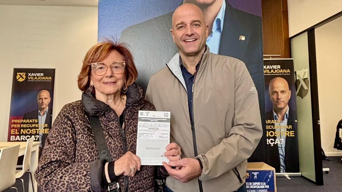 El precandidato Xavi Vilajoana junto a su madre con la primera firma recogida