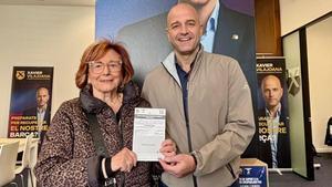 El precandidato Xavi Vilajoana junto a su madre con la primera firma recogida
