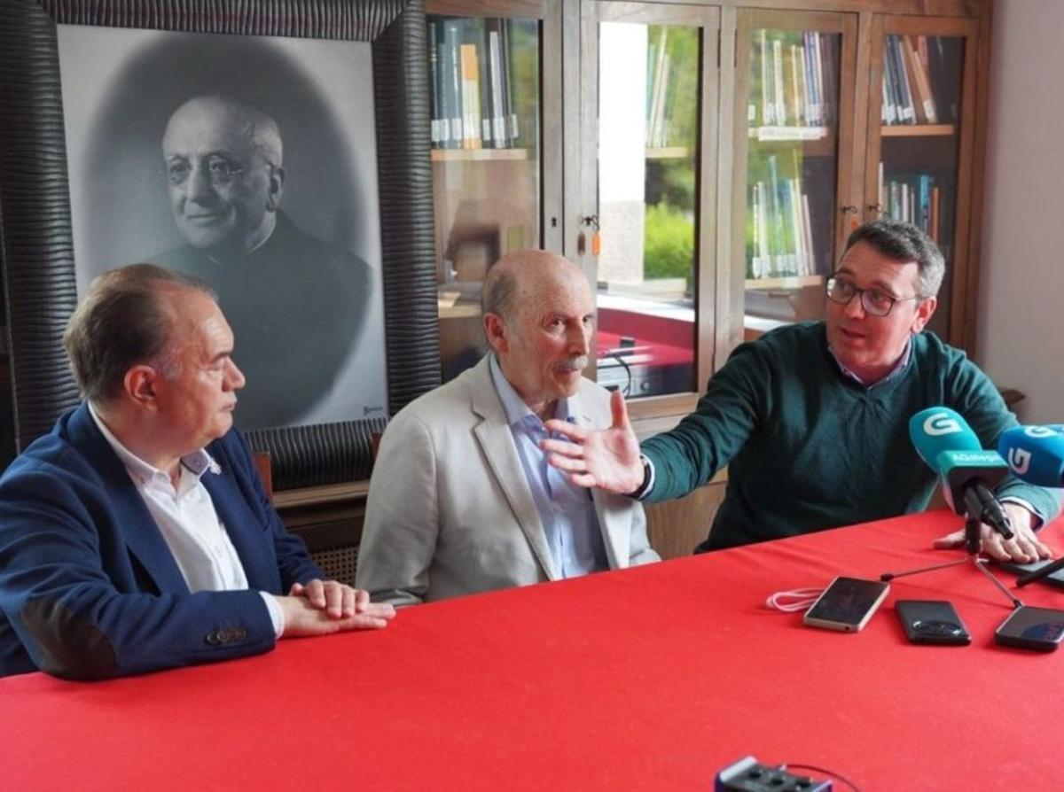 José Crespo, por la izquierda, con José A. Docobo y Daniel Vega ayer. | CEDIDA