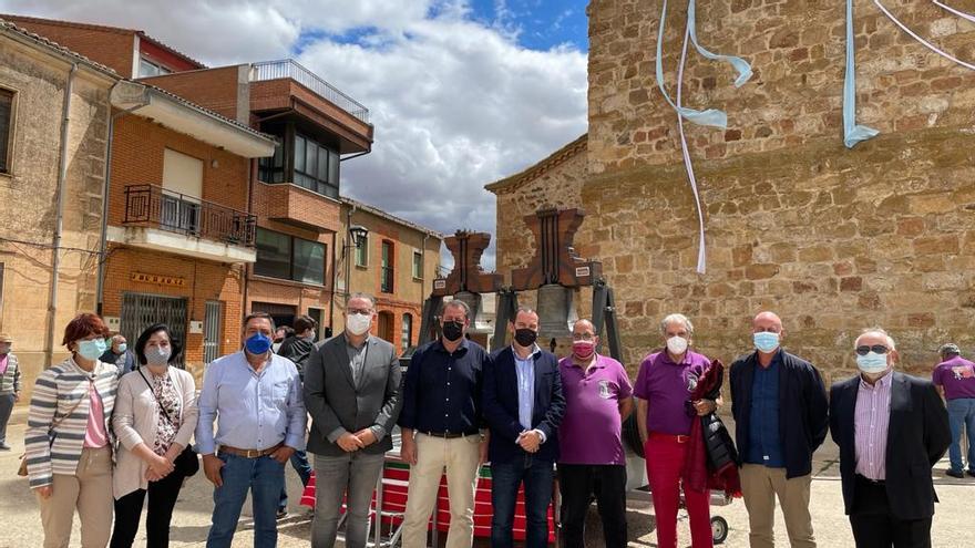 Representantes de la Diputación con los campaneros en la fiesta celebrada en Manganeses de la Lampreana