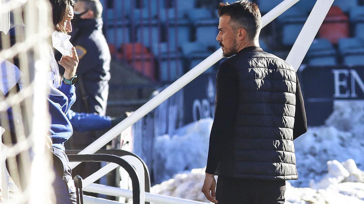 Rubén de la Barrera, a la derecha, conversa con su segundo, Secho, el pasado domingo en el estadio Helmántico. |  // LOF