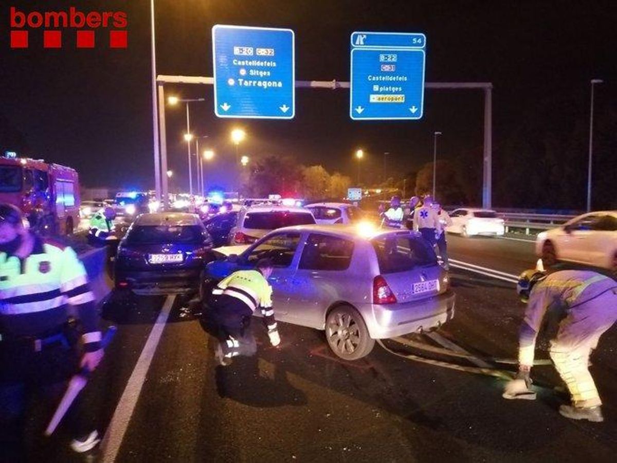 Accident múltiple entre nou cotxes a Sant Boi de Llobregat