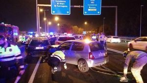 Accident múltiple entre nou cotxes a Sant Boi de Llobregat