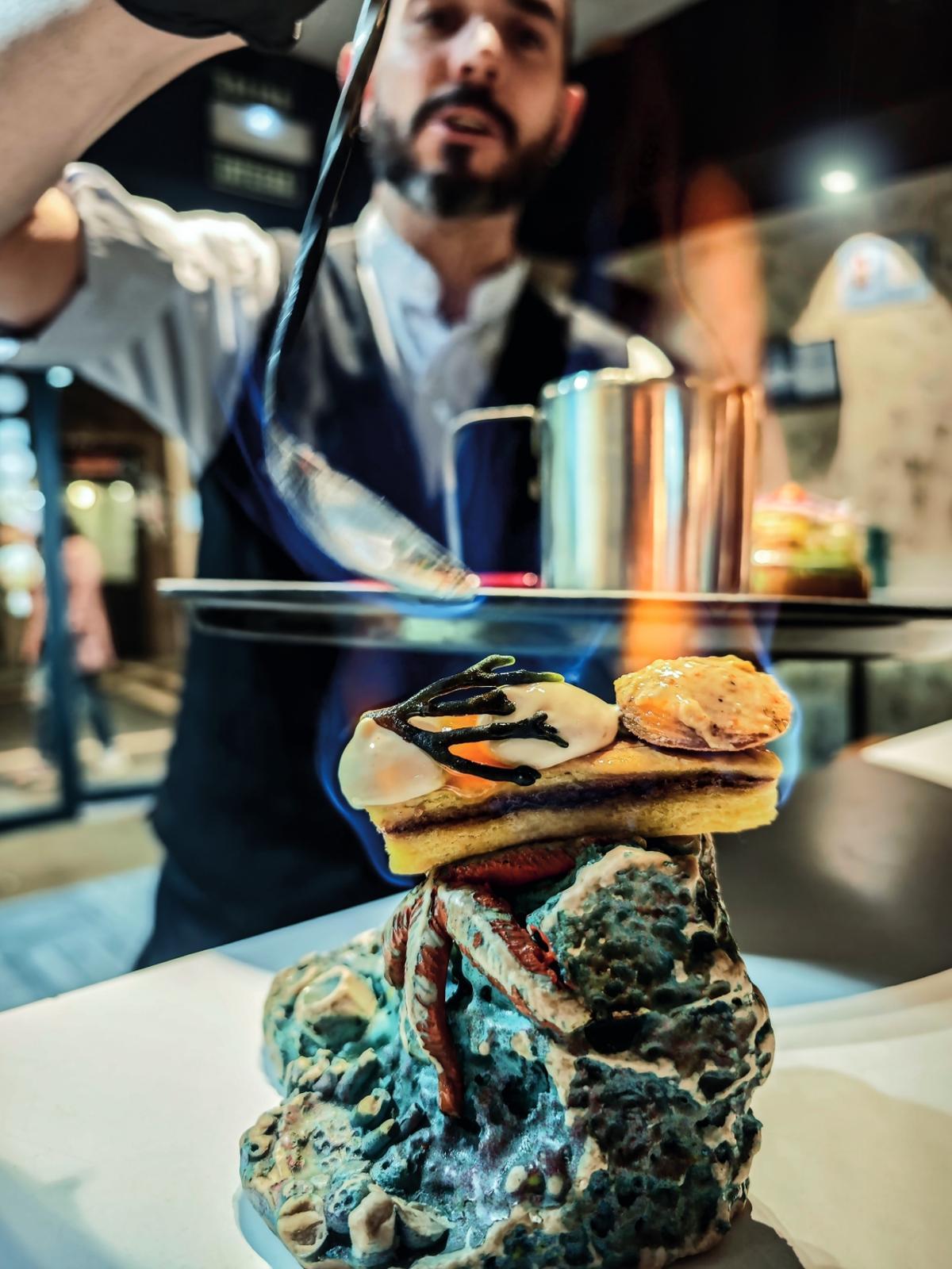 Pintxo Resakwich revolotum re-CenoZ, flambeado con absenta, en Baserriberri