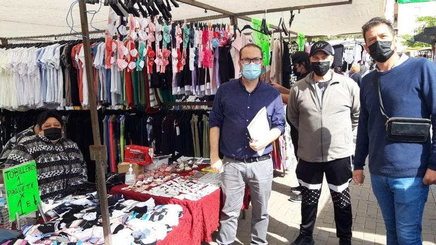 El concejal Juan Alcántara, de visita en el mercadillo.