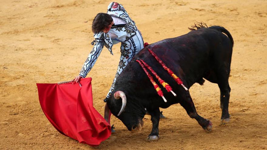 El diestro peruano Roca Rey, durante el tercer toro del festejo taurino goyesco de Ronda.