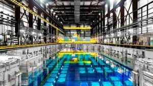 Piscina de almacenamiento de residuos nucleares en la planta de Orano en La Hague (Francia). /