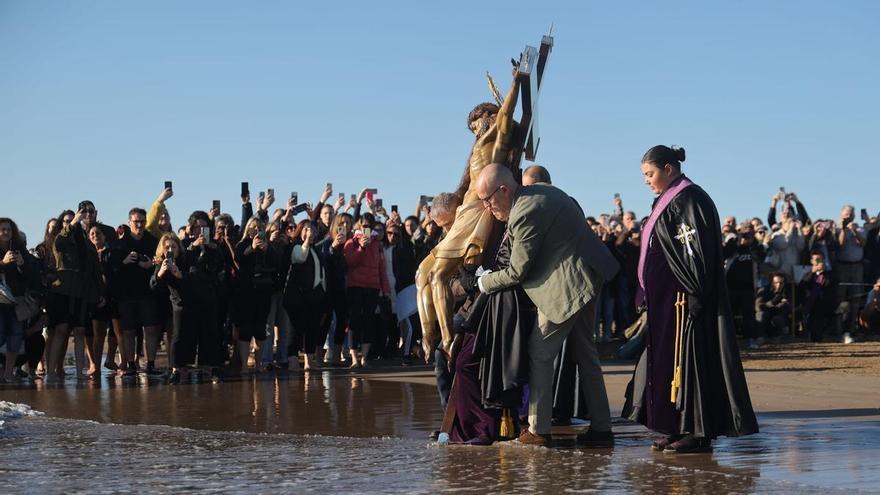 Los cristos del Cabanyal llegan a la playa el Viernes Santo en València