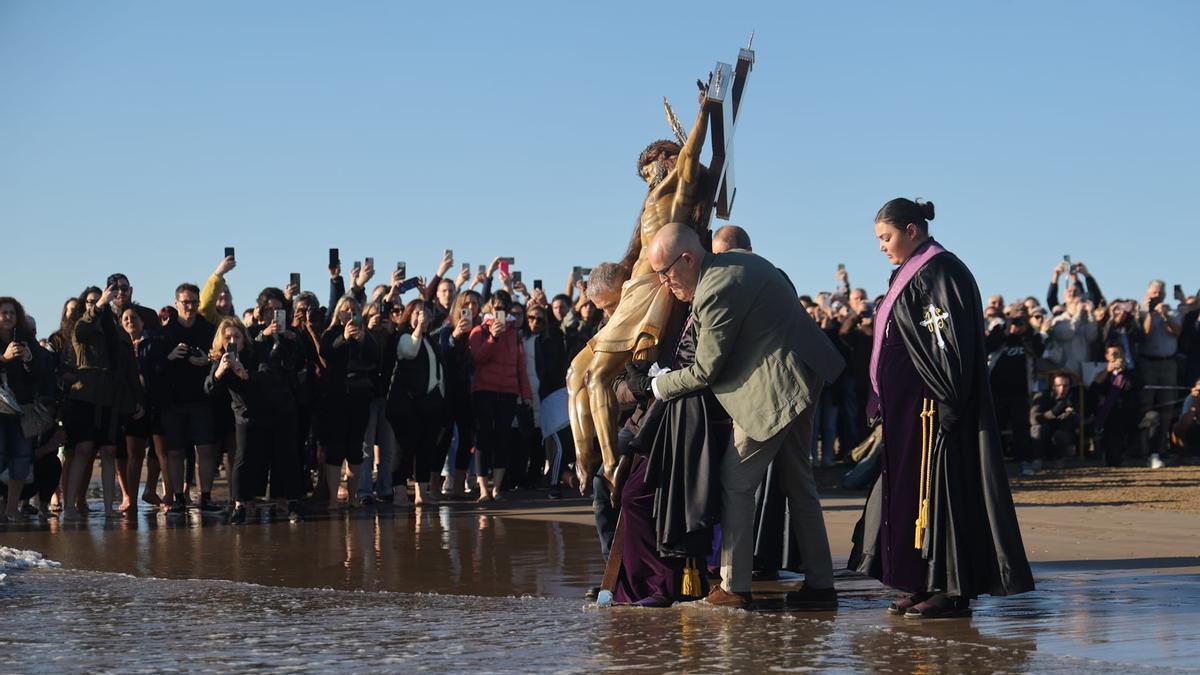 Los cristos del Cabanyal llegan a la playa el Viernes Santo en València