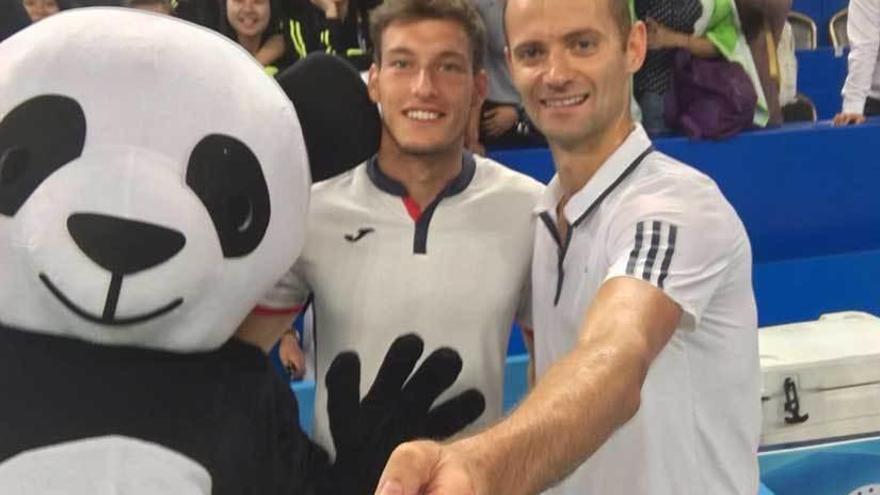 Mariusz Fyrstenberg se hace un &quot;selfie&quot; con Pablo Carreño en Chengdu.