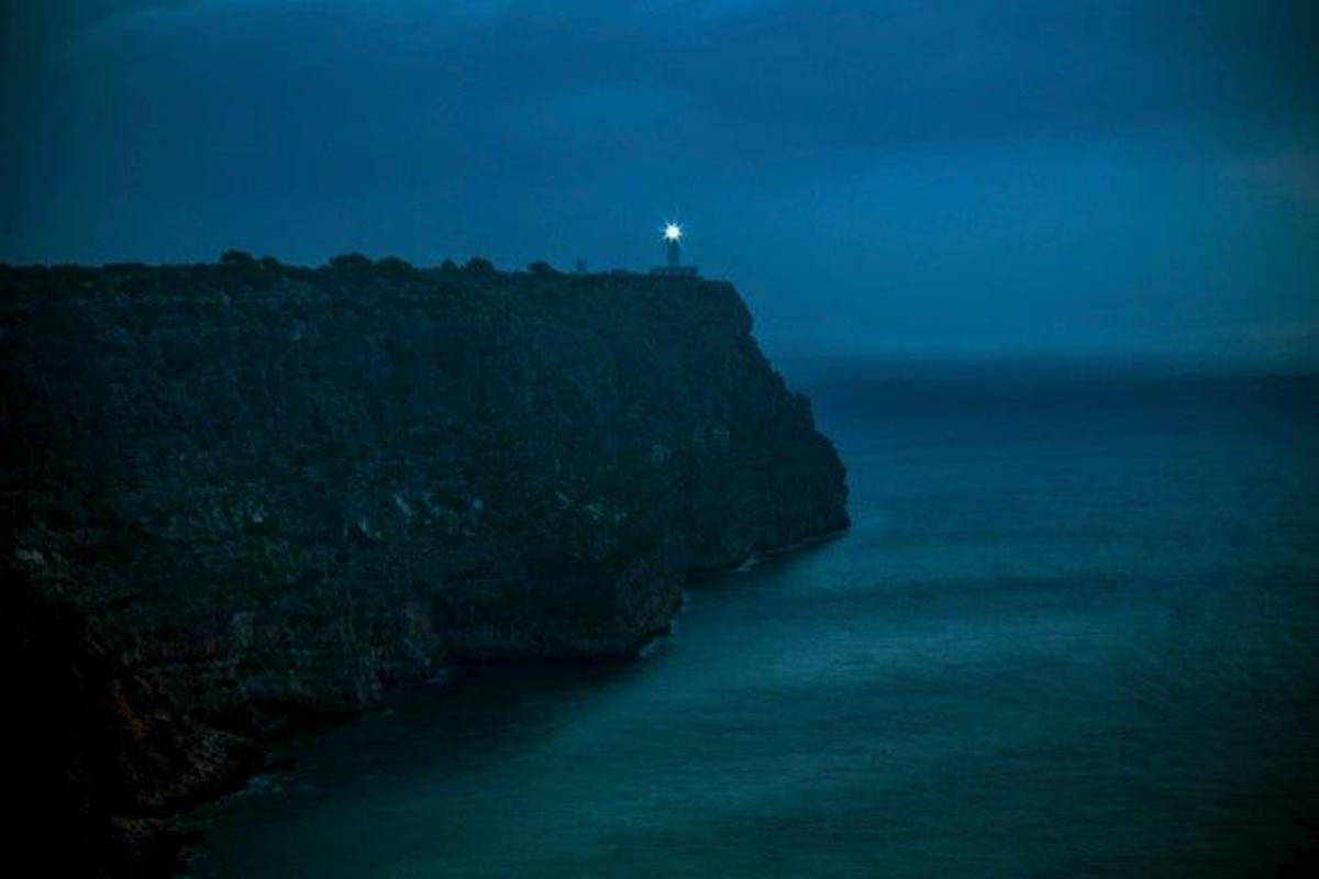El faro de La Mola nos ofrece imágenes impresionante de noche.