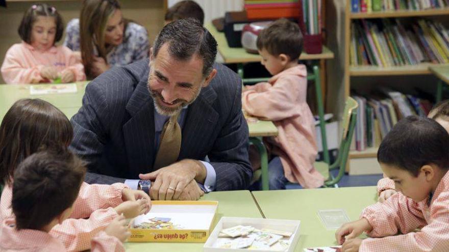 El Rey urge aumentar la calidad de la educación y adaptarla a un mundo global