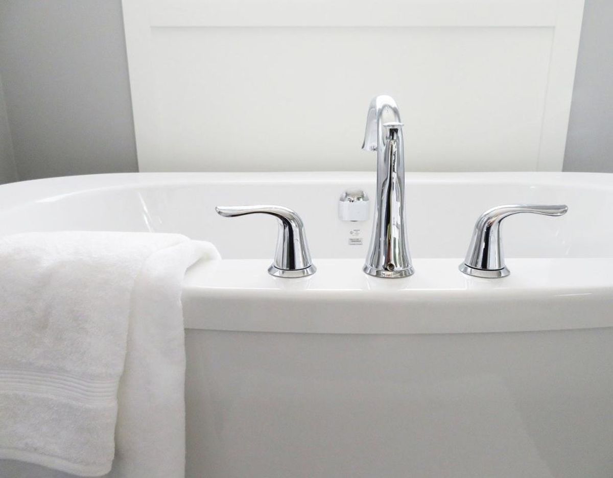 El sencillo truco casero para limpiar la bañera sin esfuerzo y en poco tiempo